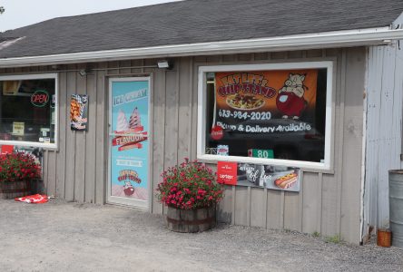 Fat Les's, Finch, Ontario