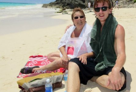 St. Andrews woman nearly drowns at Bermuda beach – Canadian hero saves her life