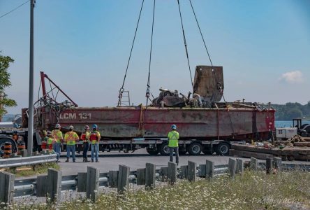 Last of two tugboats lifted from the river