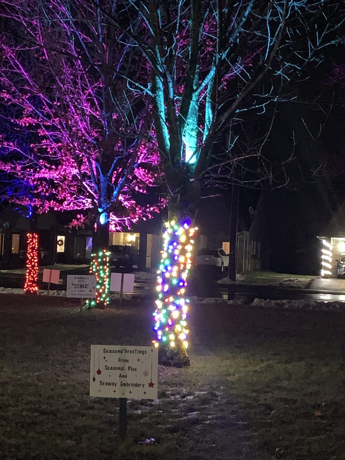 Community brings Christmas cheer to Memorial Square