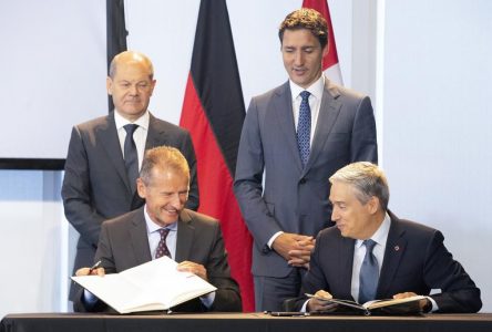 Ottawa signs EV deal with Mercedes-Benz and Volkswagen