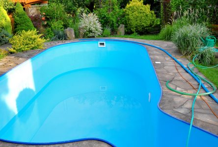 Comment réparer les fissures des contours de votre piscine?