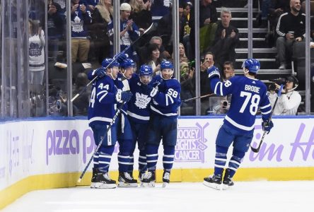 Matthews scores twice to lead Leafs over Bruins; Samsonov leaves with knee injury
