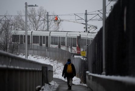 No timeline to reopen Ottawa LRT, trains still stuck after freezing rain shutdown