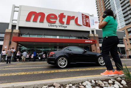 Workers remain on strike at 27 Toronto-area Metro locations