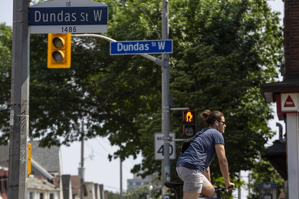 Reconsider Dundas Street renaming, three former Toronto mayors tell Chow, council