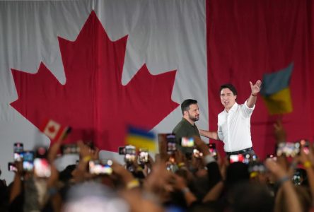 Zelenskyy, accompanied by Trudeau, greets cheering crowd of supporters in Toronto