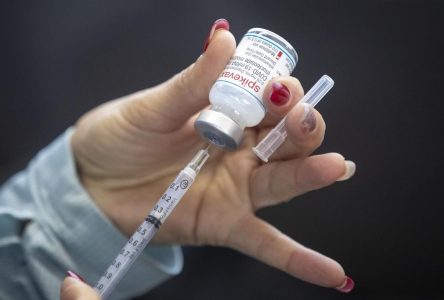 Ontarians can now get flu, COVID-19 shots; top doctor urges people to get both