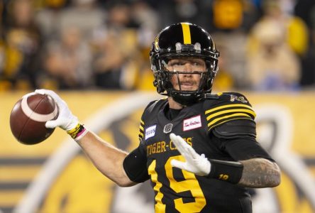 Veteran quarterback Bo Levi Mitchell takes pay cut to remain with Tiger-Cats