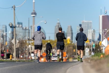 Sidewalk drama in Toronto pits some pedestrians against running clubs