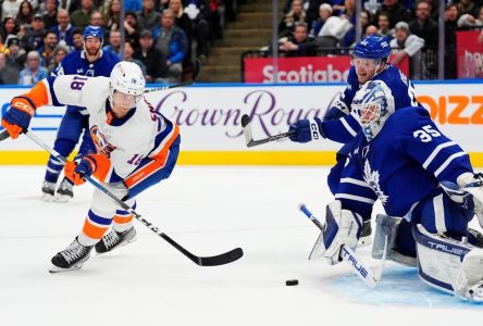 Engvall scores late winner as Islanders clip Maple Leafs 3-2