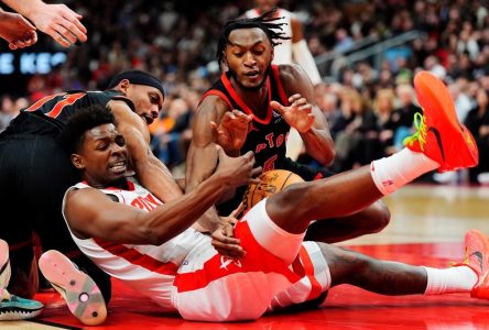 Growing pains as young Toronto Raptors fend off Houston Rockets 107-104