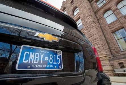 Ontario’s plan to get rid of blue licence plates is to sit back and wait