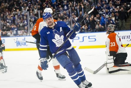 Matthews nets 5th hat trick of the season, Nylander scores in OT as Leafs top Flyers