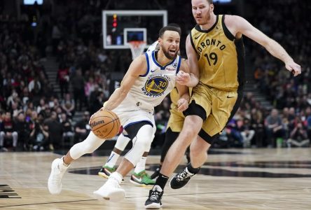 Curry powers Warriors past Raptors 120-105; Toronto loses all-star Barnes to injury