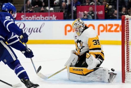 McCabe scores in OT, Matthews nets 65th goal as Maple Leafs down Penguins 3-2
