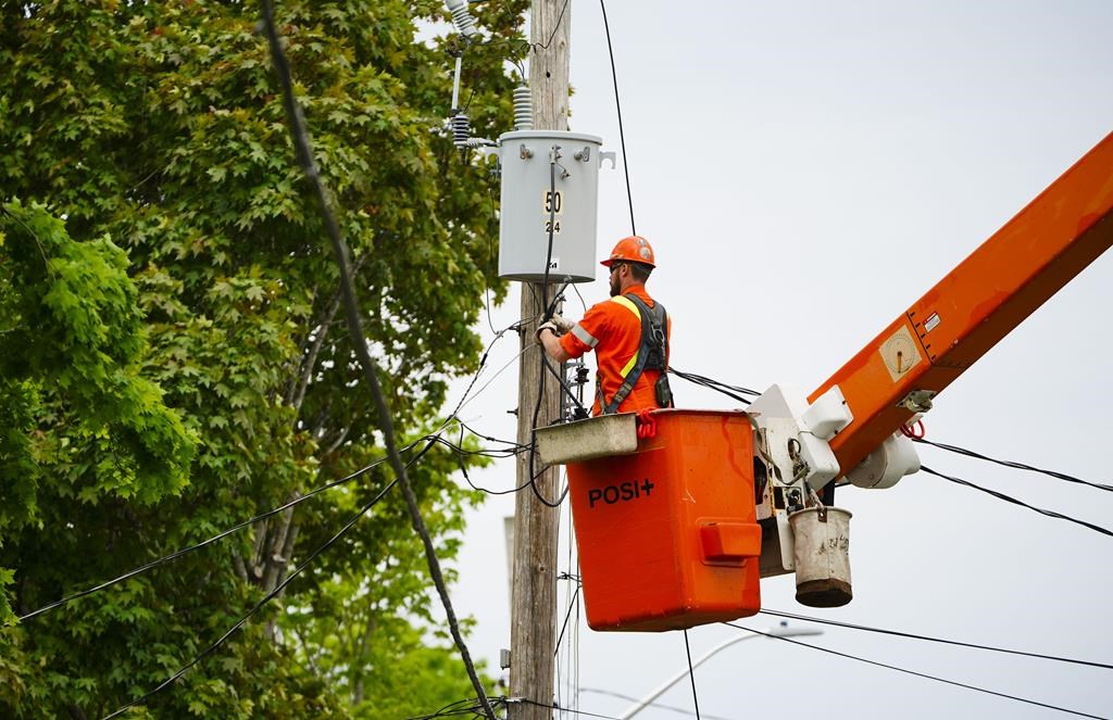 Hundreds still in the dark in Ontario after high winds cause widespread outages